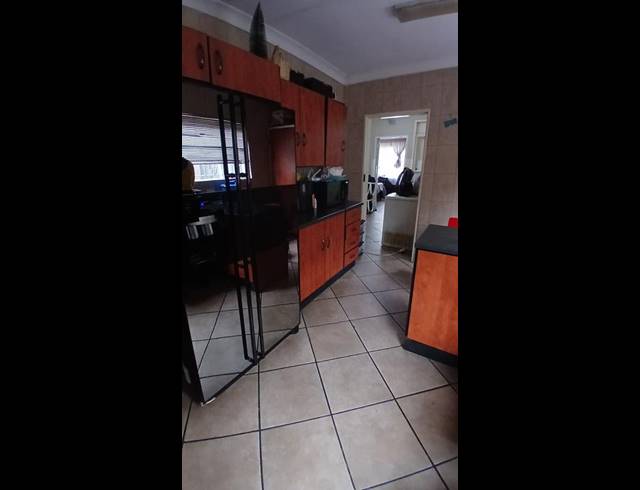 4 BEDROOM PROPERTY TO RENT IN KEMPTON PARK WEST